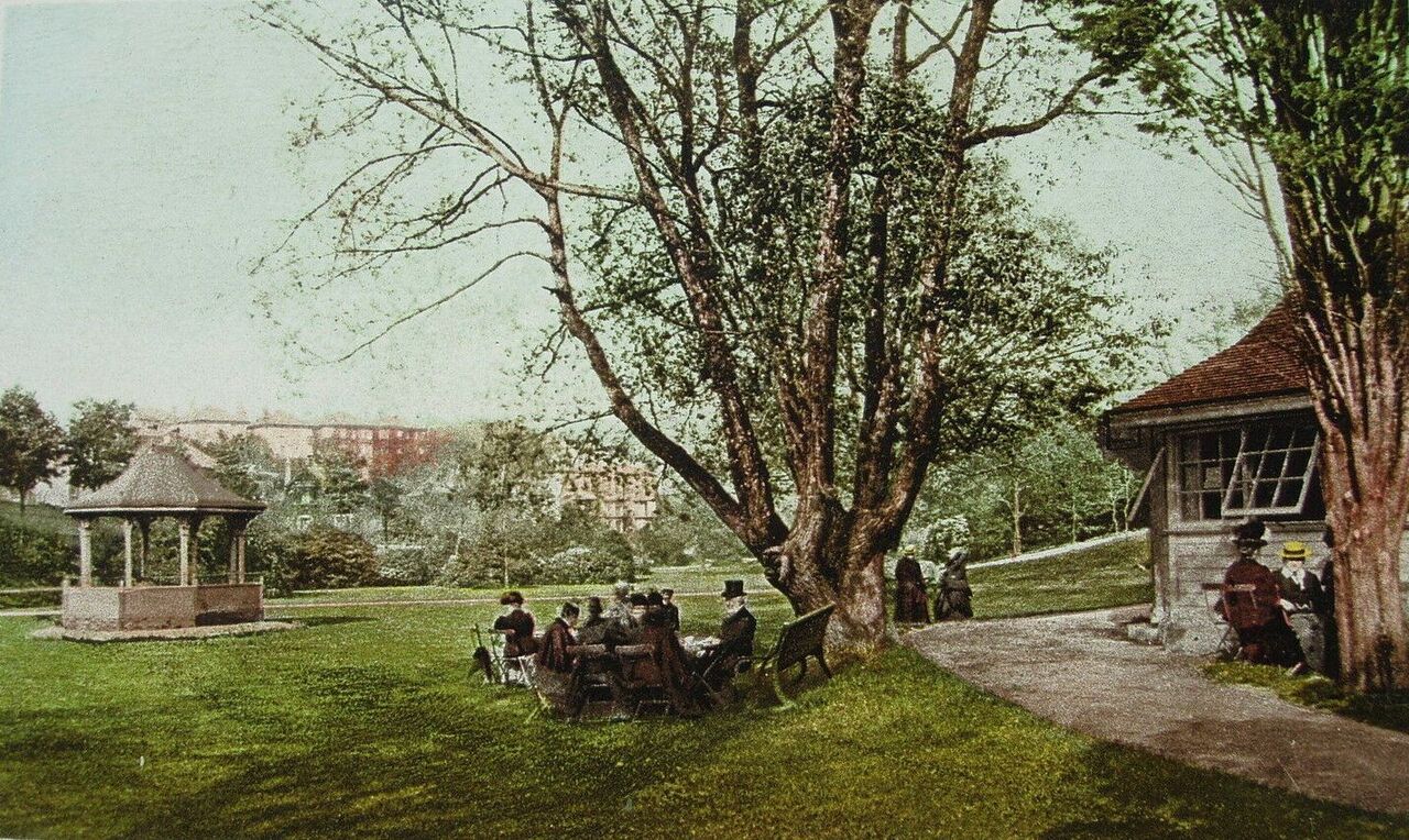 File:Alexandra-Park-Cafe-and-Bandstand-1916.jpg