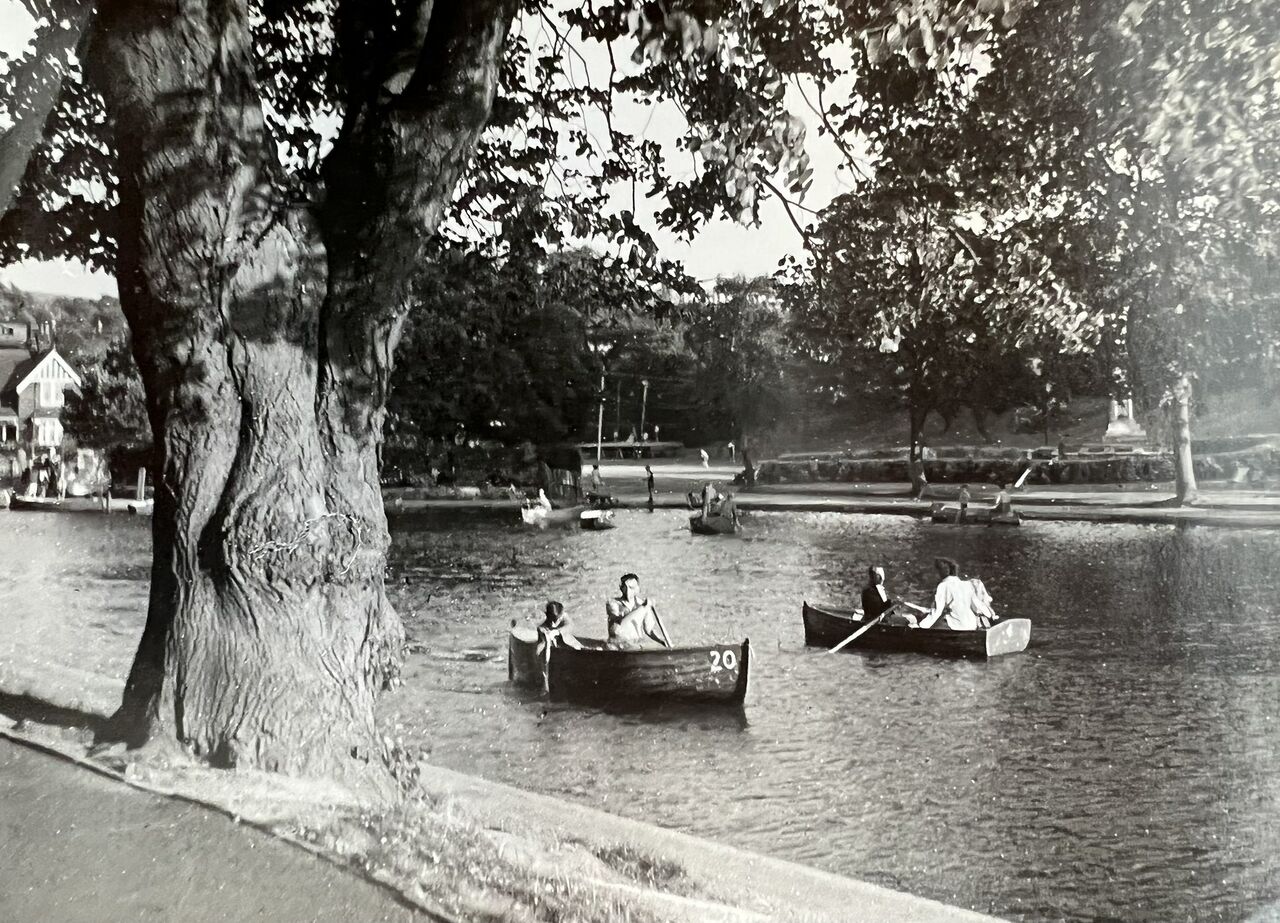 File:Alexandra Park Boating Lake 04.jpg