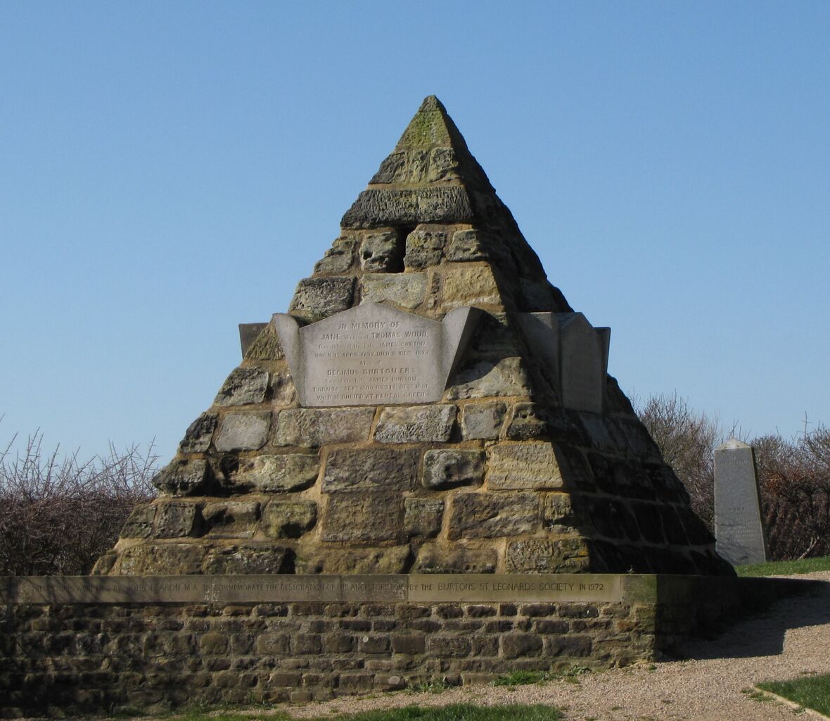 File:Burton's Tomb.jpg