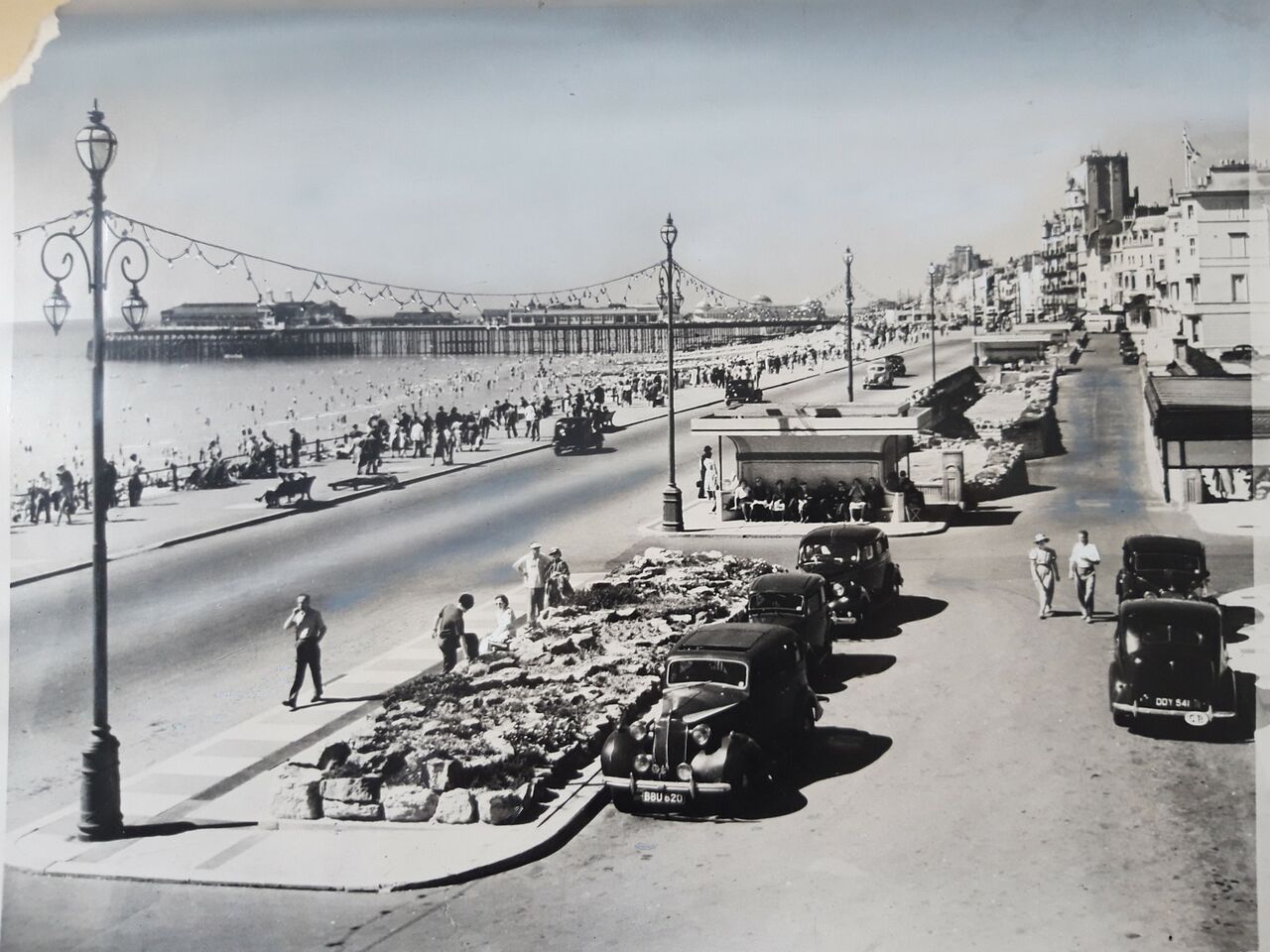 File:Caroline Parade & Pier c1930.jpg