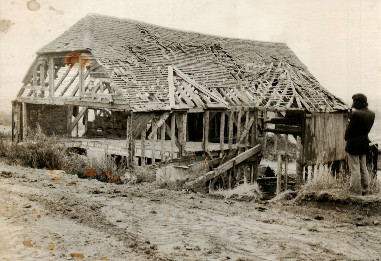 File:Castleham Old Barn c1972.png