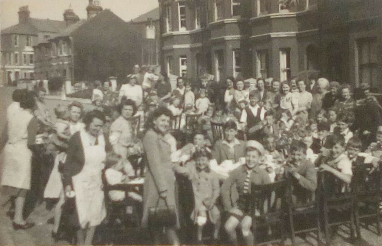 File:Cranbrook Road VE Day Party.jpg