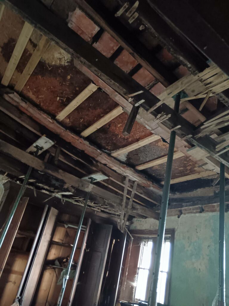 File:Decay in Convent structure.jpg