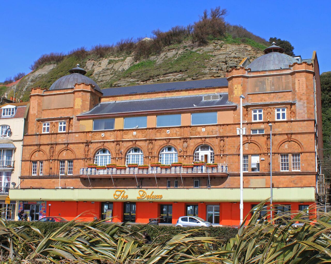 File:Deluxe Cinema 2010.jpg