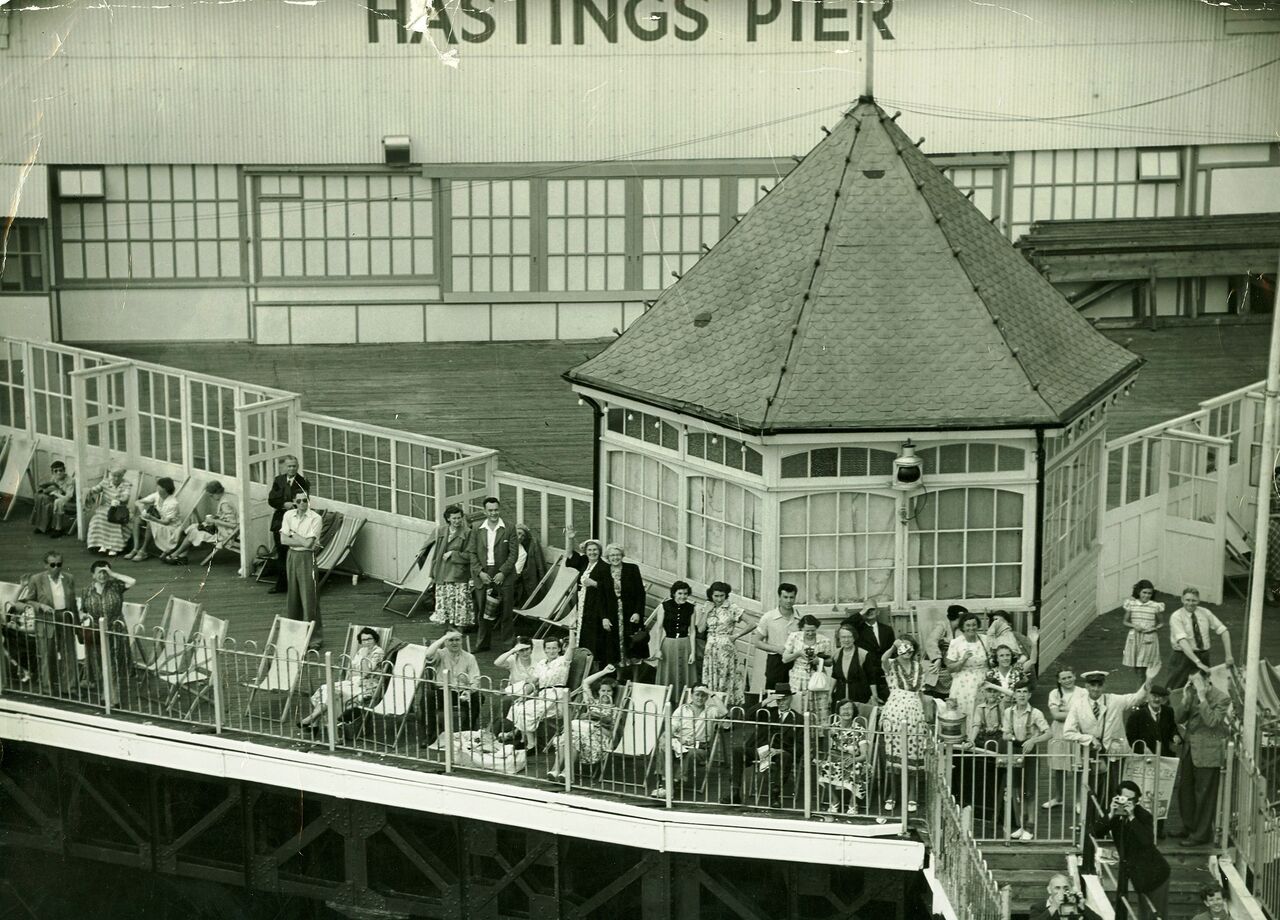 File:End-of-Hastings-pier.-1948.jpg