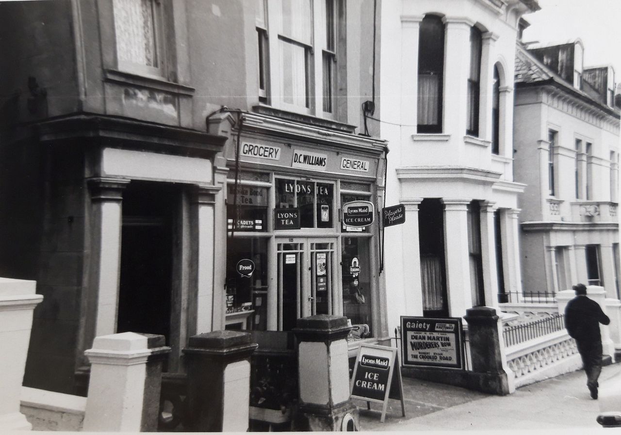 File:Grocers-Shop-on-London-Road-1976.jpg