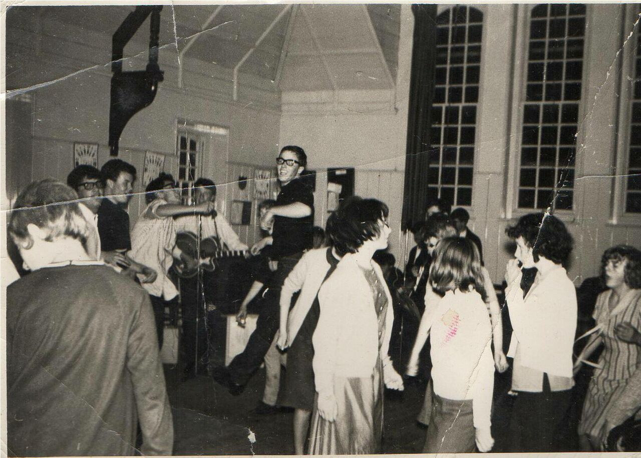 File:Grove Road Mission Hall Interior.jpg