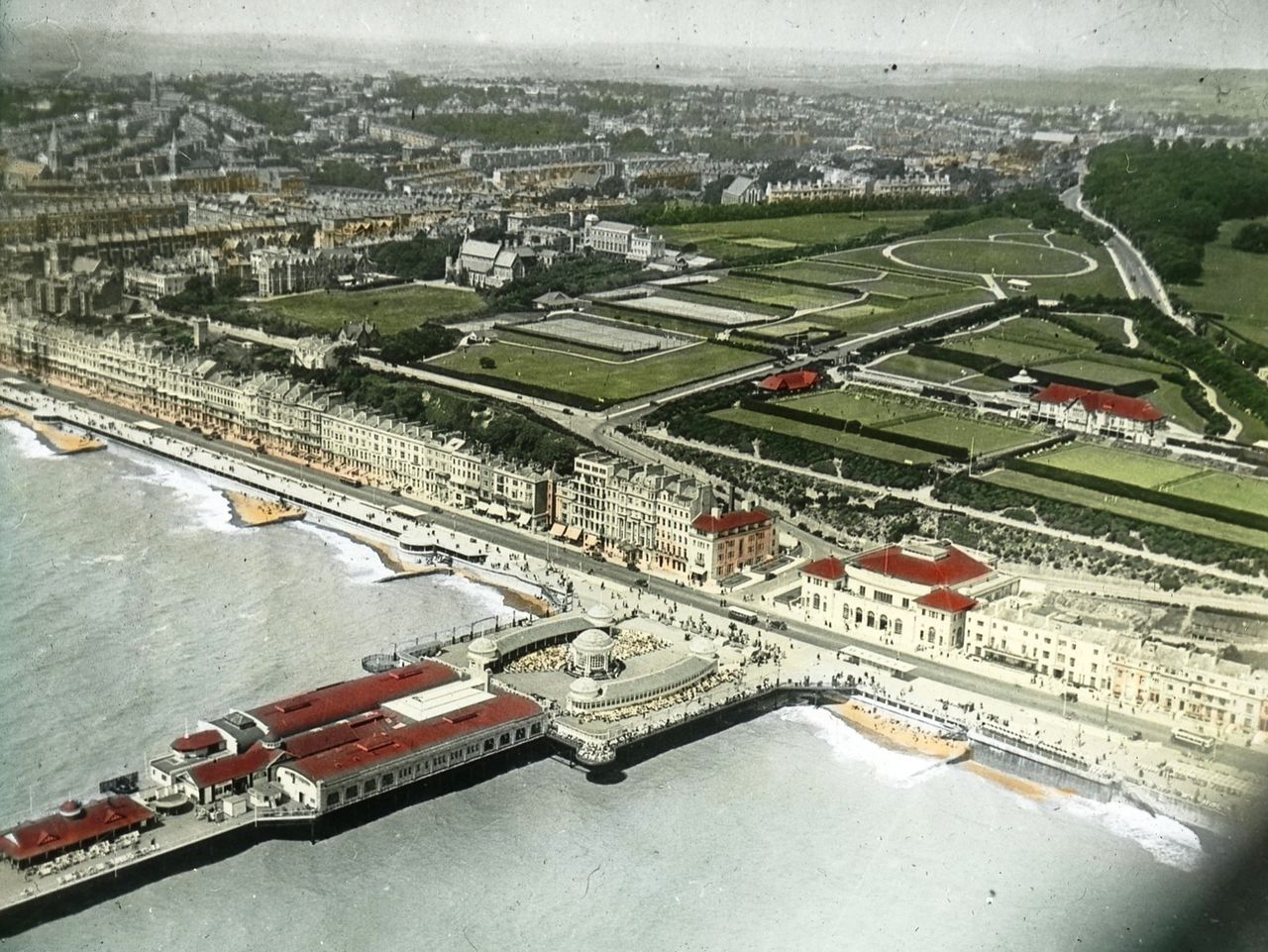 File:Hastings-Pier-and-Falaise-Gardens.-c1930..jpg