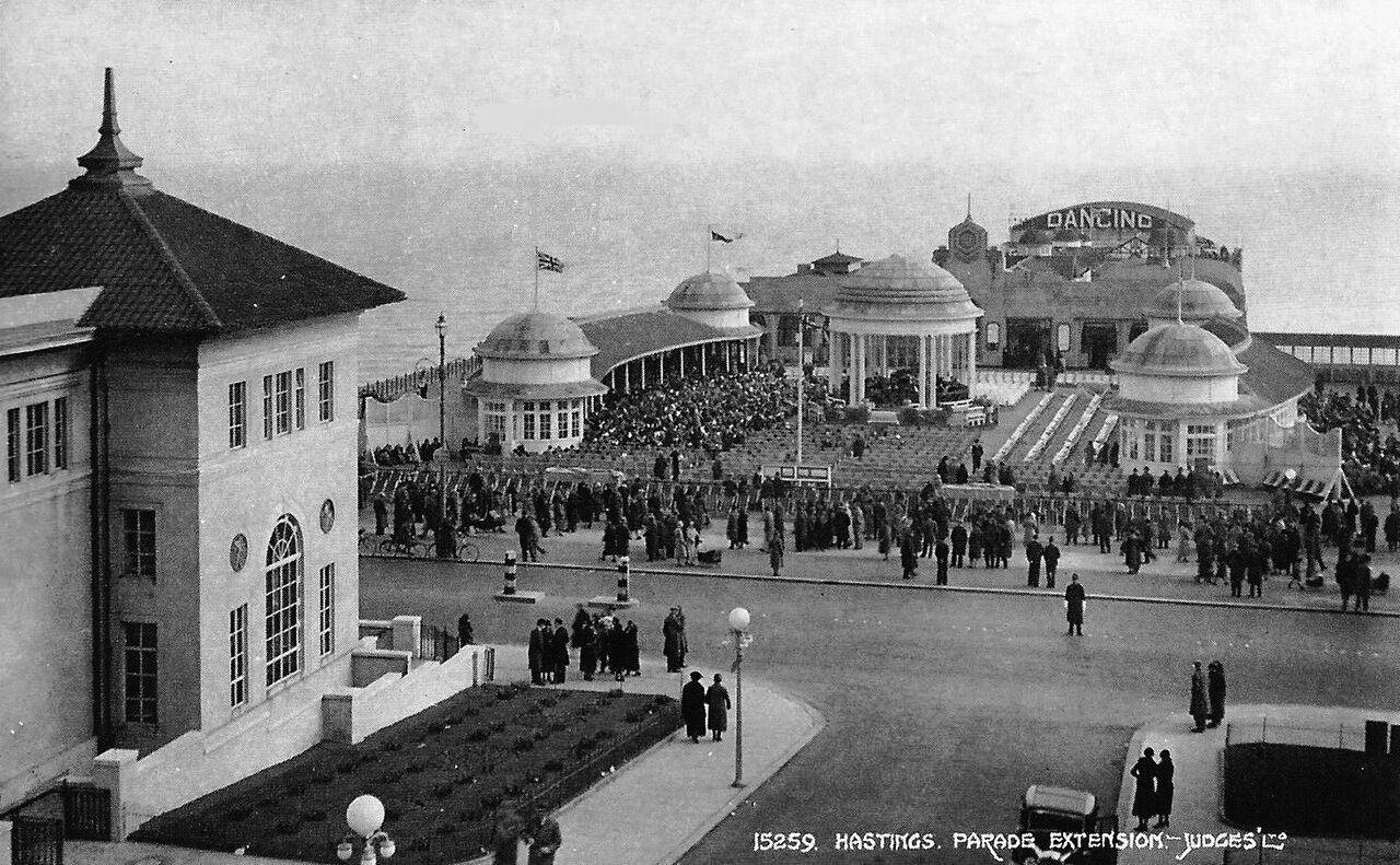 File:Hastings-Pier-and-White-Rock-Pavilion.-1937..jpg