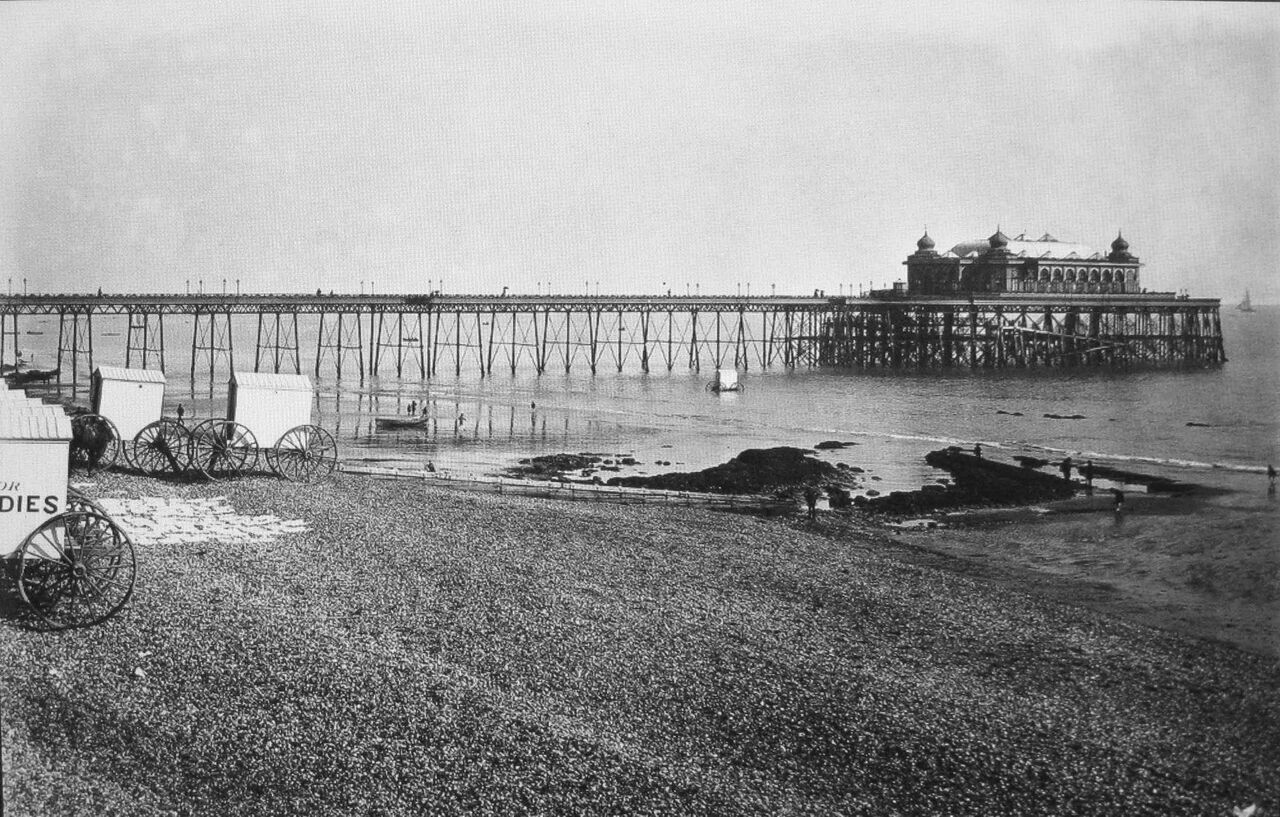 File:Hastings-Pier-and-bathing-machines-c1908.jpg