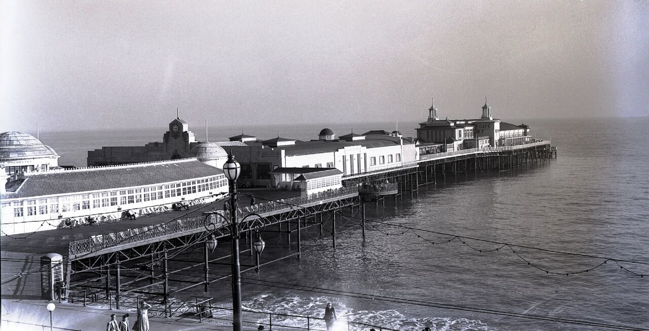 File:Hastings-Pier-around-1960..jpg