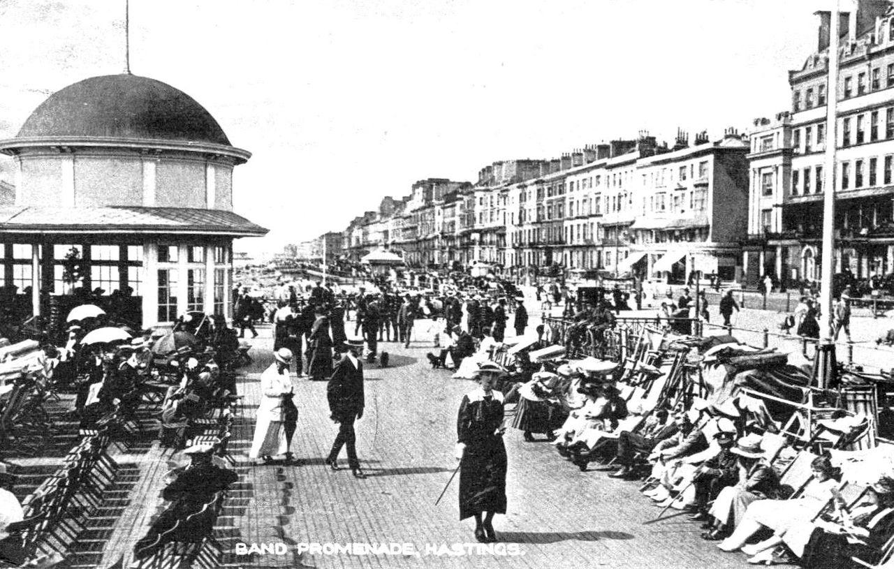 File:Hastings-Pier-promenade.-1919..jpg