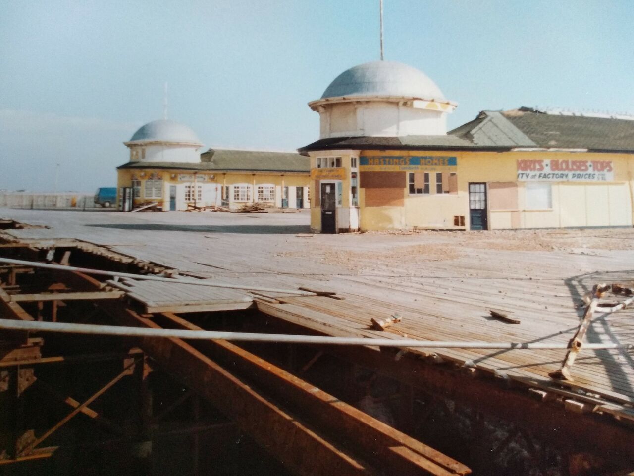 File:Hastings Pier 1990 01.jpg