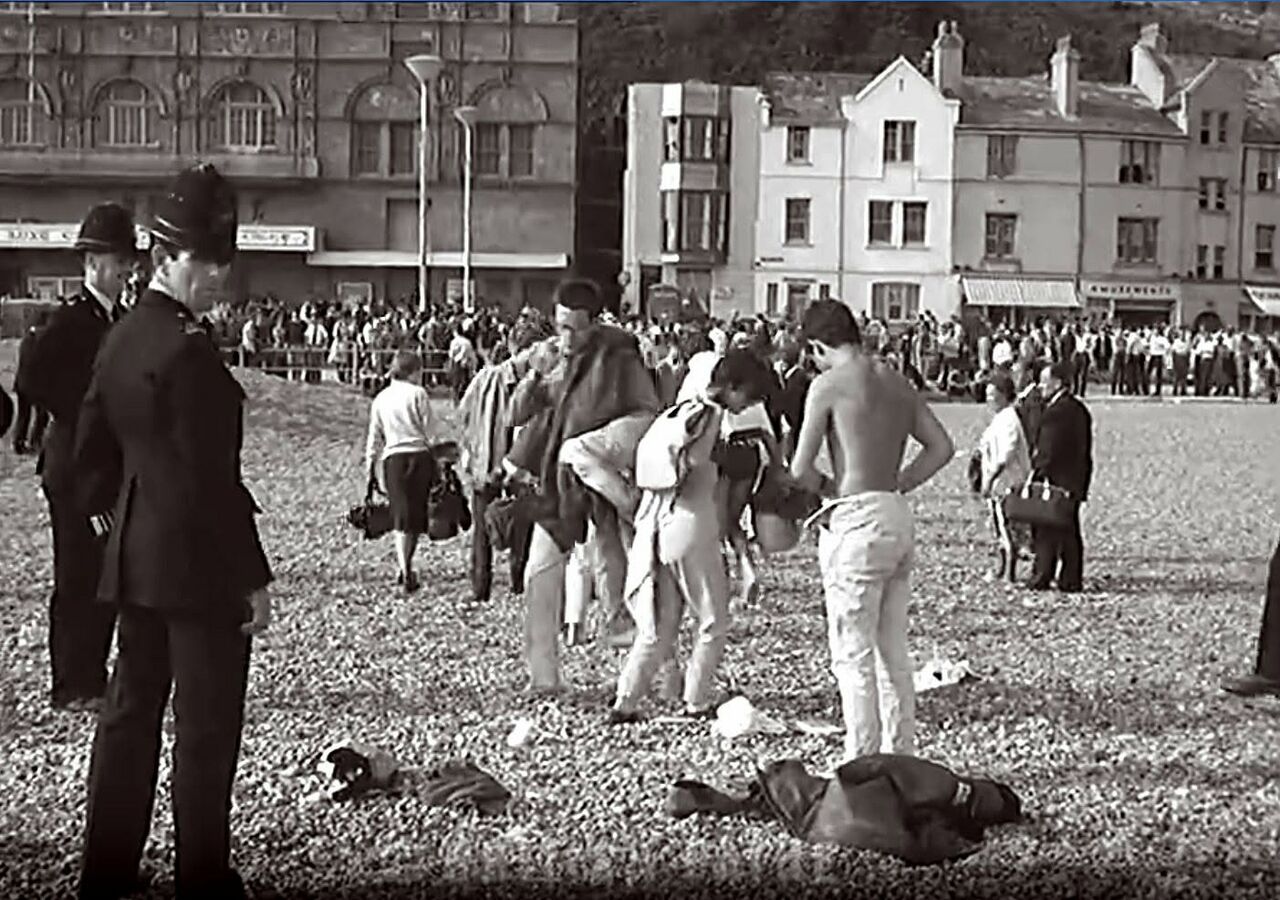 File:Mods and Police 1964 Pelham Place beach.jpg