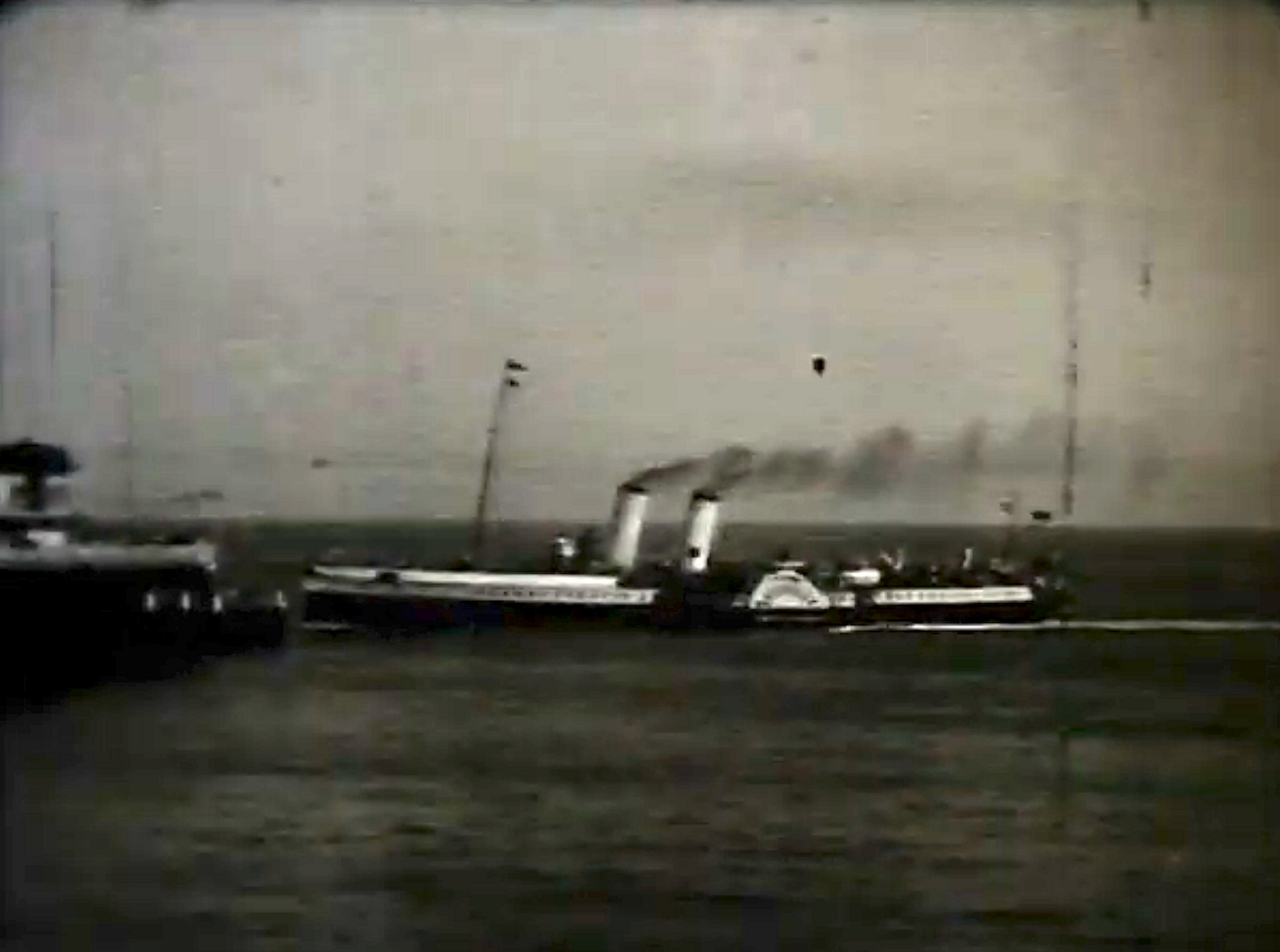 File:Paddle Steamer arriving at Hastings Pier 1950s.png
