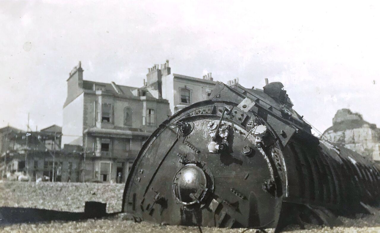 File:Part-of-the-U118-submarine-washed-ashore-at-Hastings..jpg