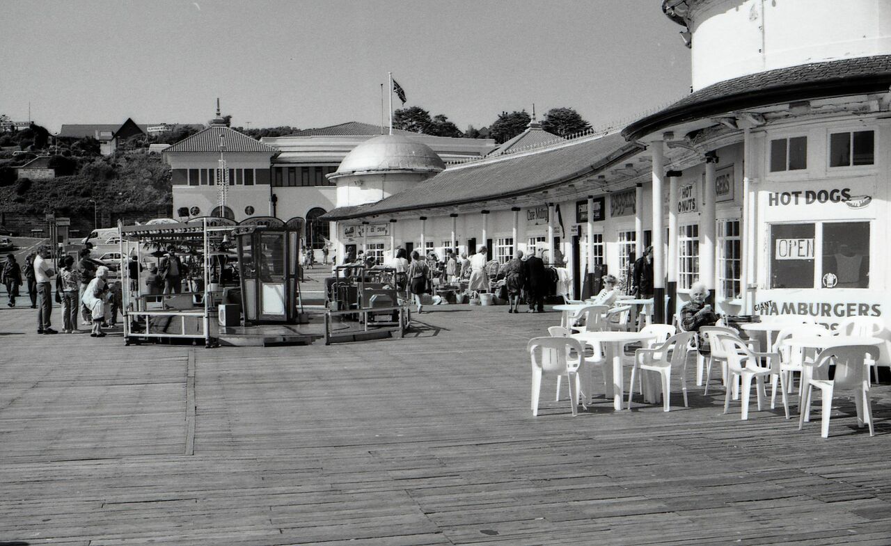 File:Pier Entrance 1977.jpg
