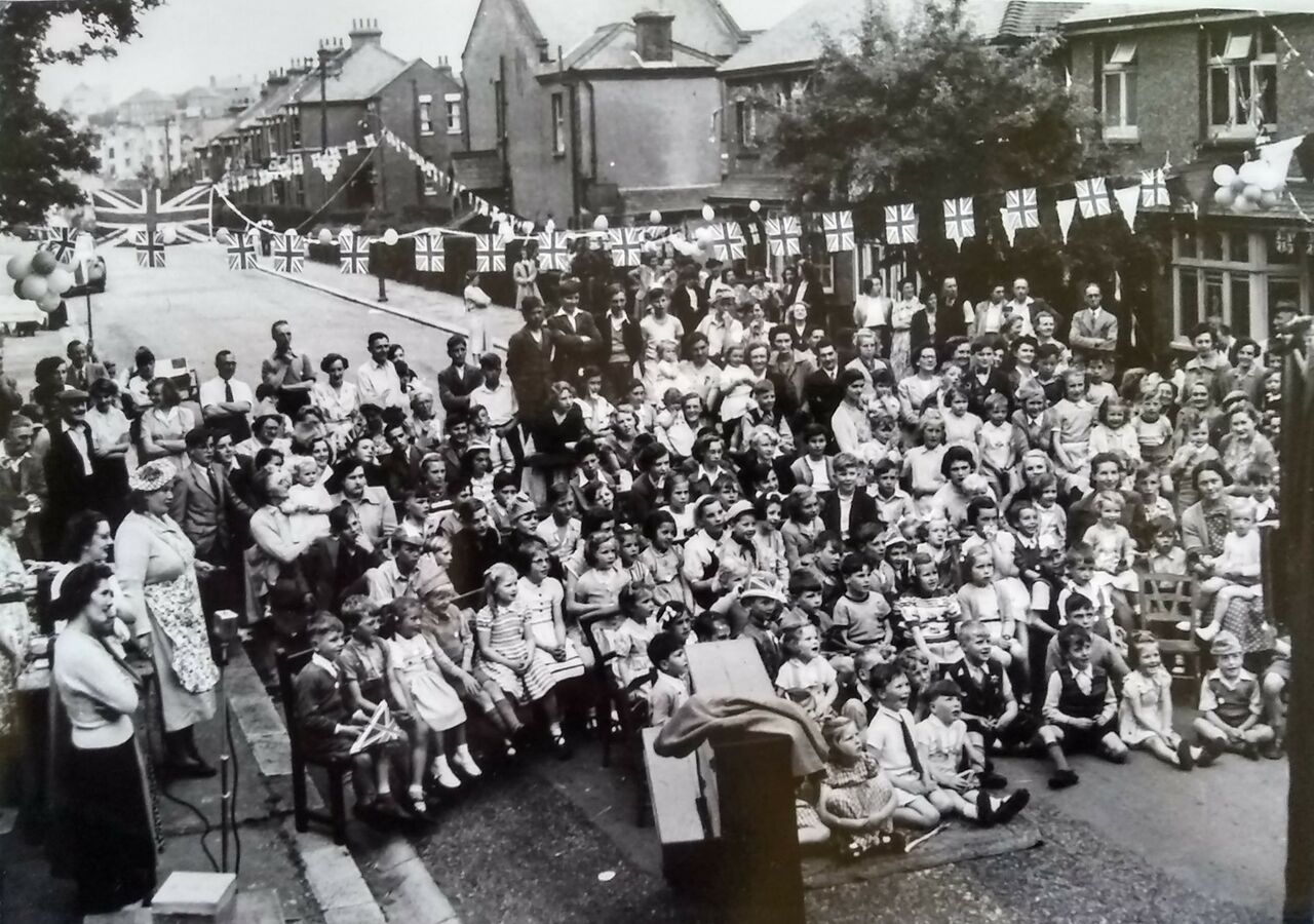 File:QE II Coronation Party Victoria Avenue 1953.jpg