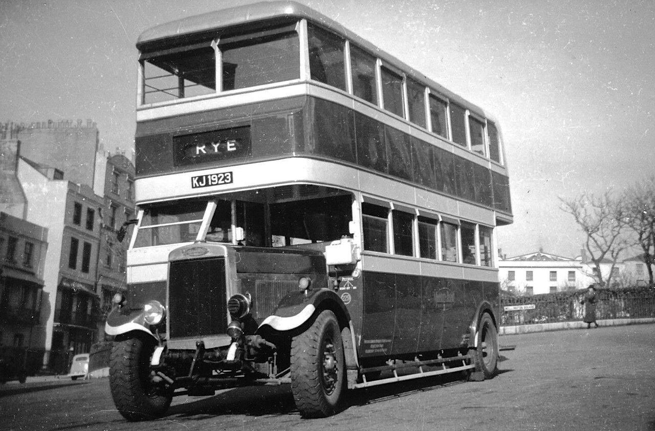 File:Rye-Bus-in-Wellington-Square-c1940.jpg