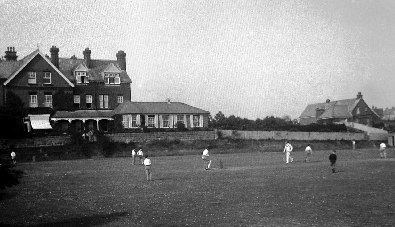 File:School-cricket-match-near-to-the-Eversfield-Chest-Hospital.-1906..jpg