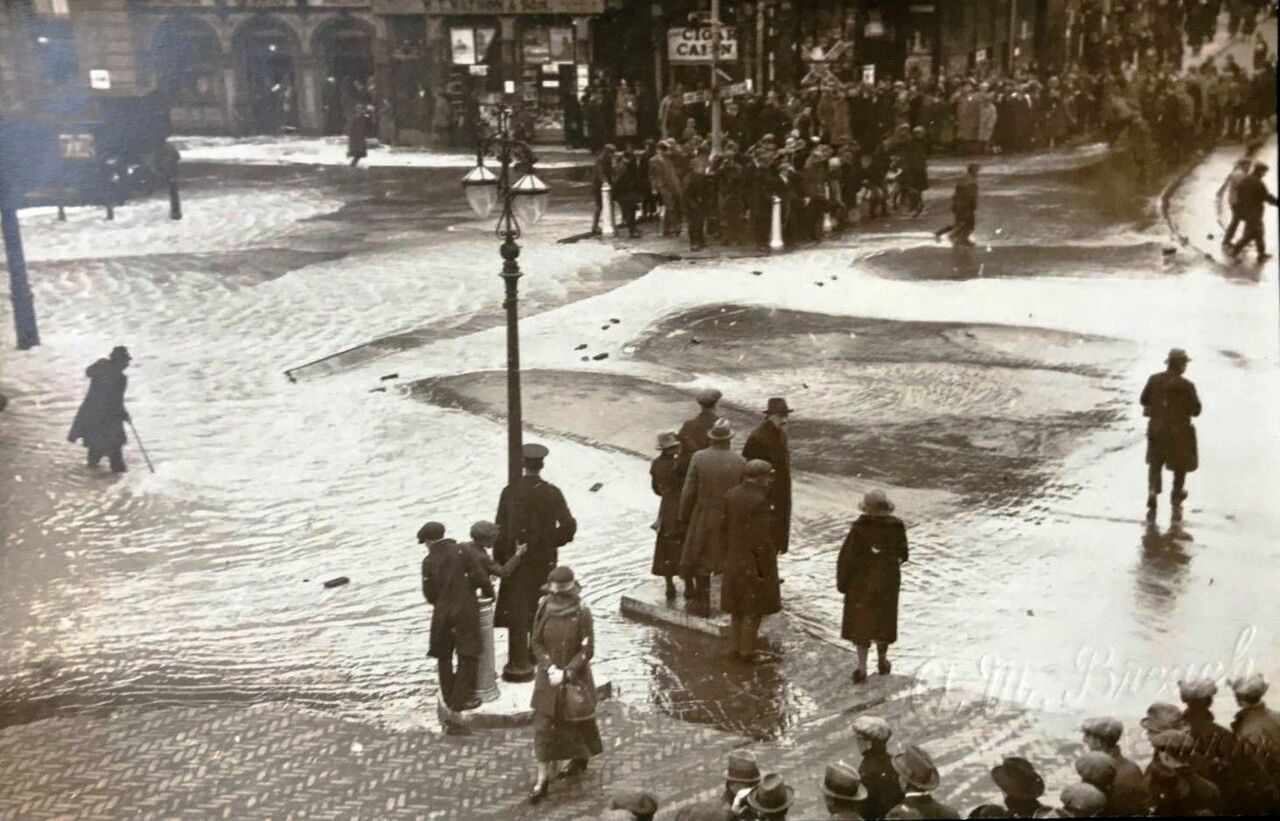 File:Sea-water-flooding-down-Harold-Place-c1911.jpg