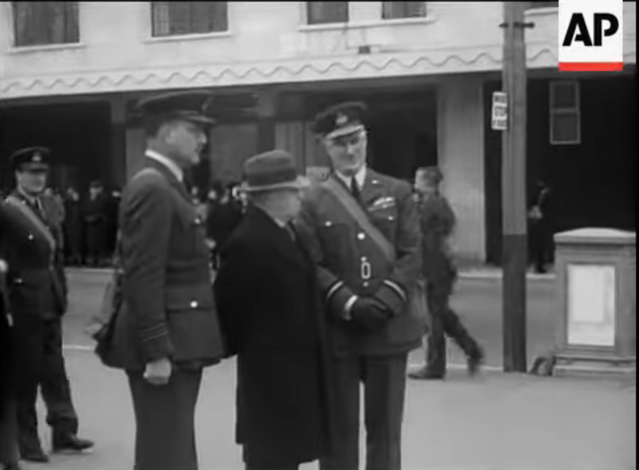 File:Sir Kingsley-Wood opp Marine Court 1 Apr 1940.png