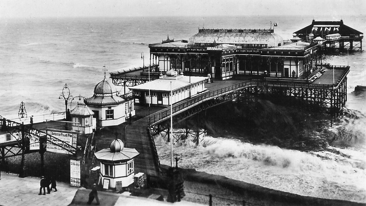 File:St. Leonards Pier.jpg