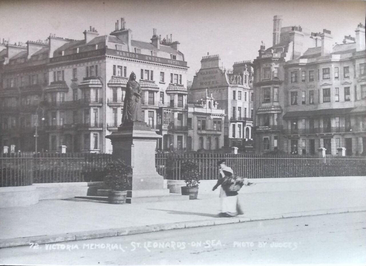 File:Statue of Queen Victoria c1900.jpg