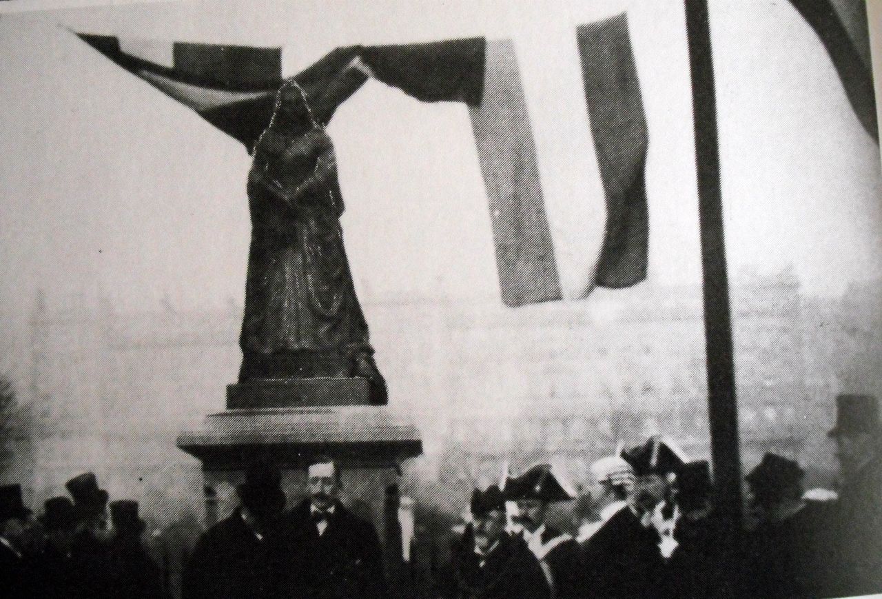 File:The-Unveiling-of-Queen-Victoria-in-1902..jpg