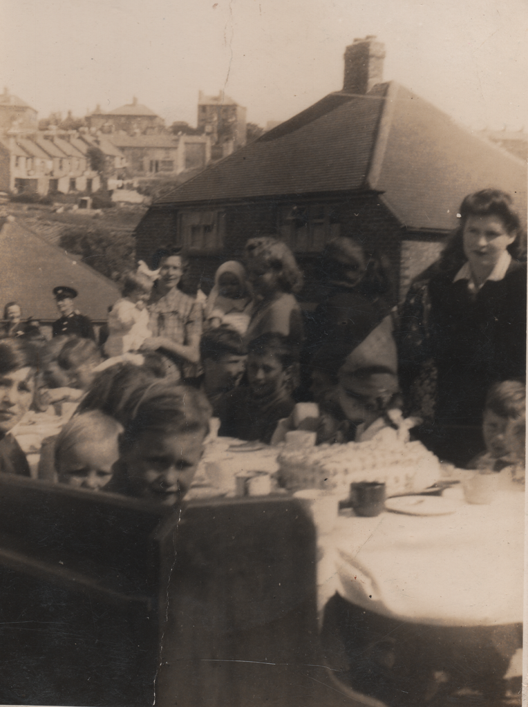 File:VEDayPartyValleySideRoadMay1945.png