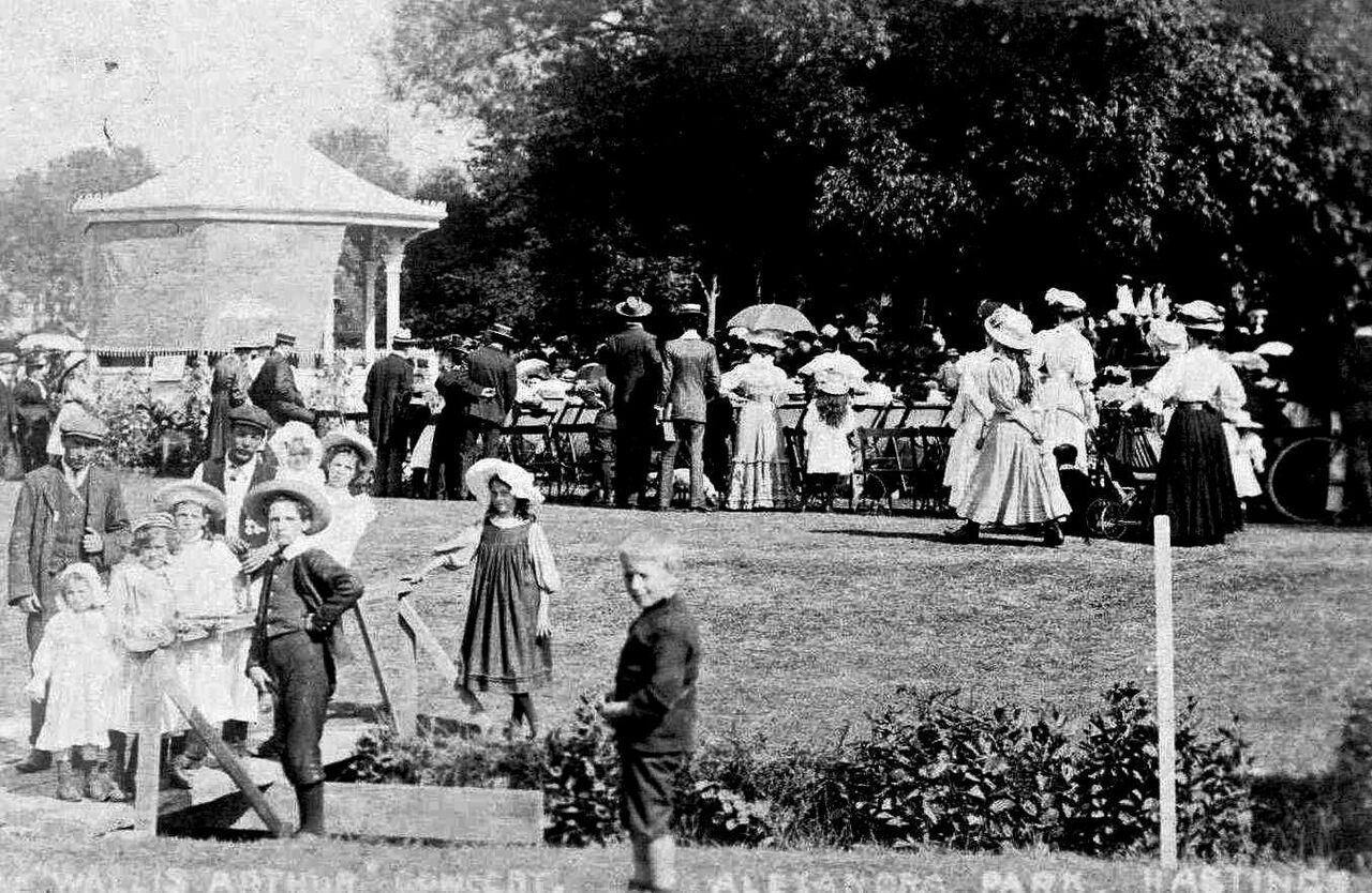 File:Wallace-Arthur-Entertainers-in-the-Alexandra-Park.-1910..jpg