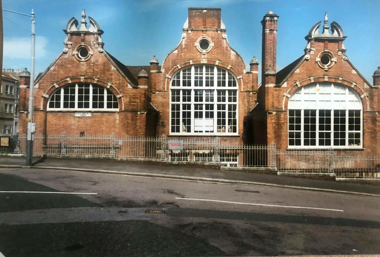 File:Woodlands School 01.jpg